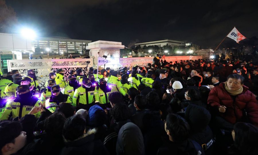 국회가 비상계엄 해제 요구 결의안을 가결한 4일 새벽 국회 앞에서 시민들이 국회 출입을 통제하는 경찰과 대치하고 있다. 연합뉴스