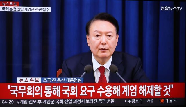 "탄핵 위한 빨갱이 모임합니다"…카페에 등장한 계엄패러디