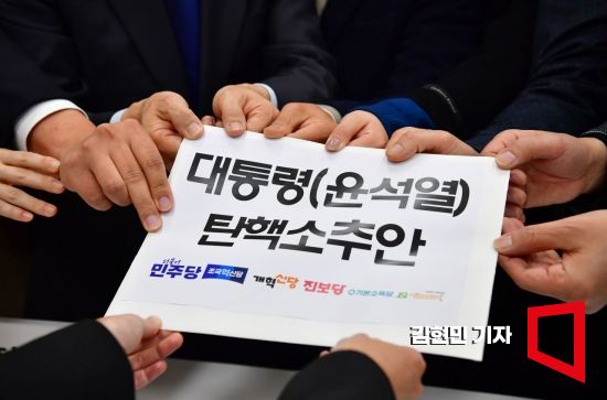 한밤 비상계엄부터 尹탄핵까지…'대하사극보다 더 긴박했던 11일'