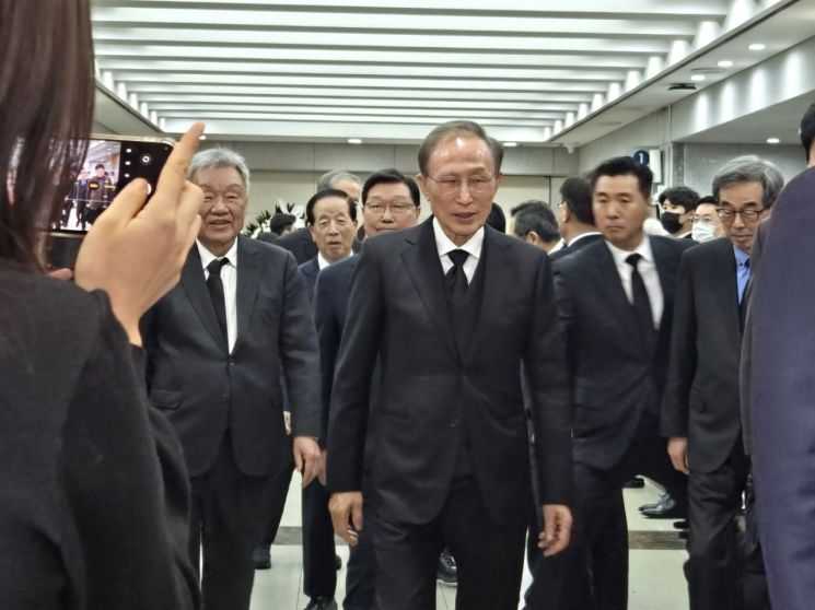 '허창수 GS 명예회장 모친상' 이명박·최태원 추모 발길