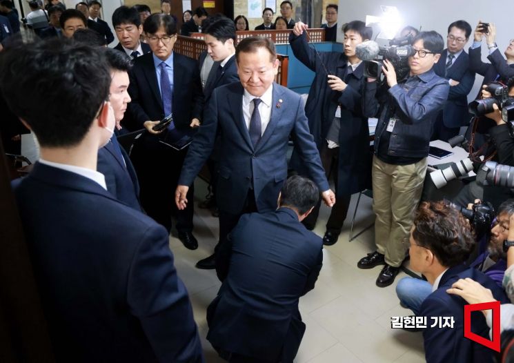 이상민 행정안전부 장관이 5일 국회 행정안전위원회에서 열린 계엄 당시 경찰의 대응과 관련한 긴급 현안질의에 출석하 보안검사를 받고 있다. 김현민 기자