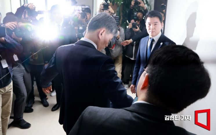 [포토] 보안 검색 받는 조지호 경찰청장