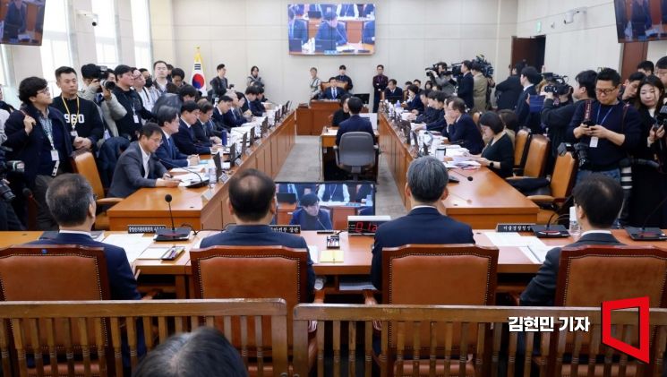 5일 국회 행정안전위원회에서 열린 계엄 당시 경찰의 대응과 관련한 긴급 현안질의가 열리고 있다. 김현민 기자