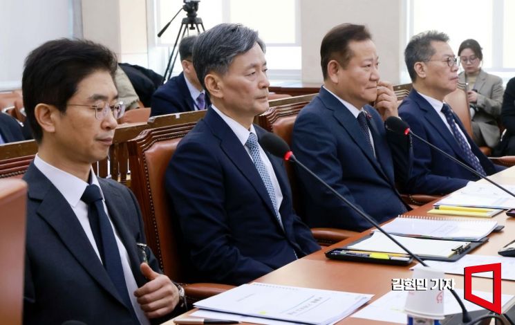 이상민 행정안전부 장관(오른쪽부터), 조지호 경찰청장, 김봉식 서울경찰청장이 5일 국회 행정안전위원회 긴급 현안질의에 출석하고 있다. 김현민 기자