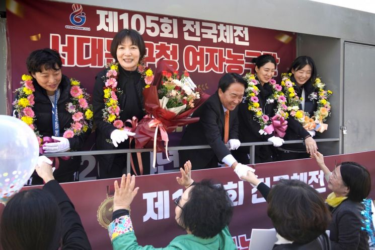 이성헌 서대문구청장(오른쪽 세번째)이 박찬숙 감독, 선수들과 카페레이드를 하며 구민들과 악수를 하고 있다.