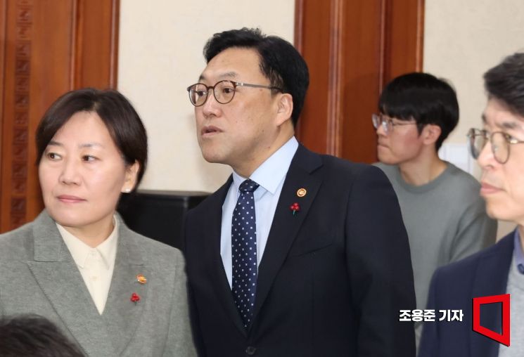 [포토] 국무위원 사의표명 후 첫 회의 참석한 김병환 위원장