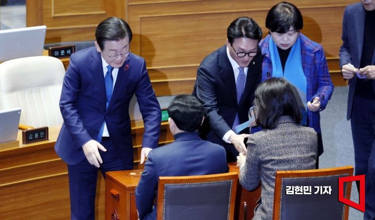 [포토] 감사원장 등 탄핵 투표하는 이재명 대표