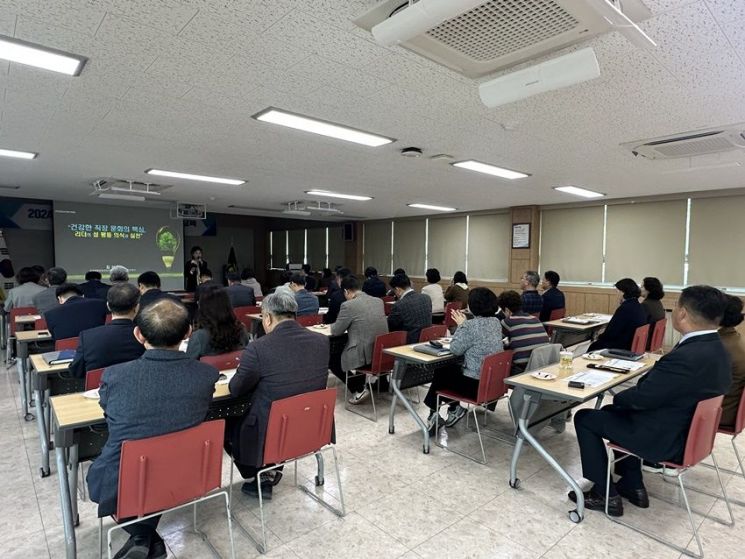 무안군은 지난 4일 고위직 공무원 41명을 대상으로 성희롱, 성폭력, 성매매, 가정폭력 등 '4대 폭력' 예방 교육을 실시했다. 무안군 제공