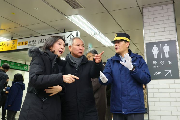 최호정 서울시의회 의장, 노조 파업 출근길 신도림역 현장 점검