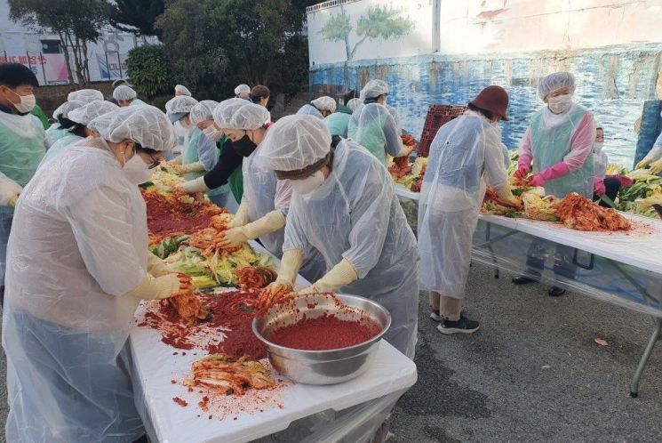 기장군 기장읍 새마을부녀회가 사랑의 김장 담그기 행사를 개최하고 있다.