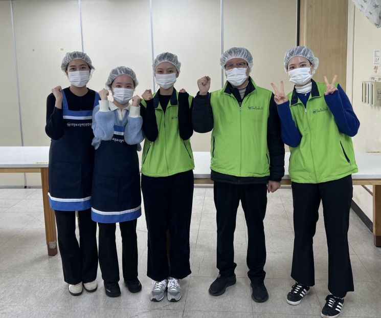 경기교통공사 임직원들이 5일 양주시와 의정부시의 장애인 종합 복지관에서 배식 봉사활동을 진행한 뒤 기념촬영을 하고 있다. 경기교통공사 제공