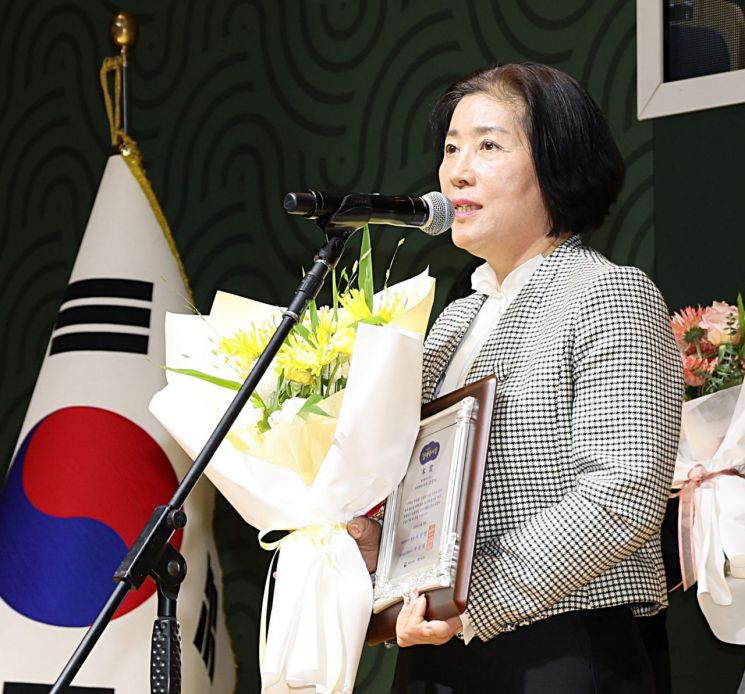 고영미 광주 남구청 사무관이 공직자로서 지역발전을 위해 헌신하고, 이웃사랑에 앞장서 실천한 공로를 인정받아 행정안전부 ‘청백봉사상’을 수상했다. 광주 남구 제공