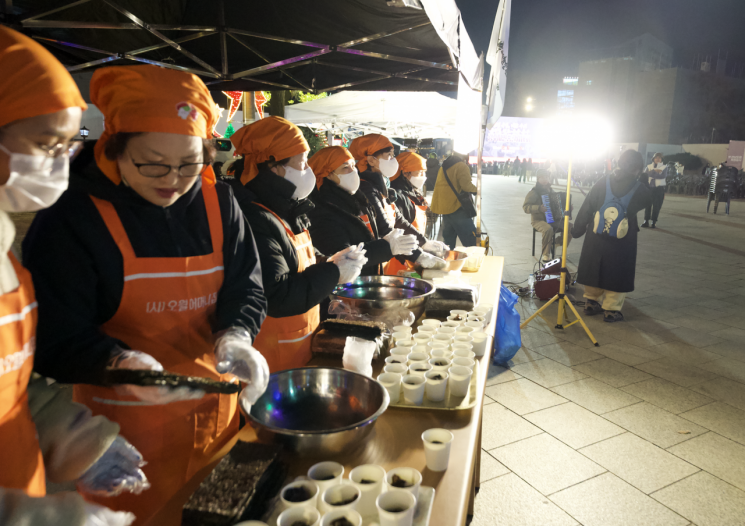 5일 오후 7시 광주 5·18민주광장에서 진행되는 광주시민 총궐기대회를 앞두고 광주 오월 어머니회 회원들이 현장 시민들에게 주먹밥과 따뜻한 어묵국 등을 나눠주고 있다. 송보현 기자