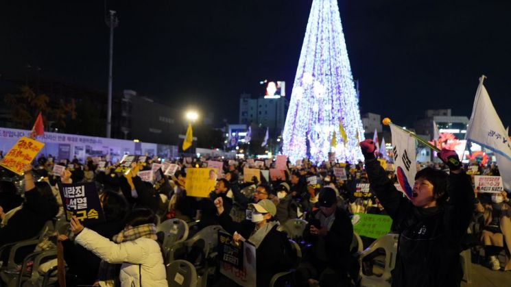 5일 오후 7시부터 광주 5·18민주광장에서 진행된 2차 총궐기대회에서 시민들이 윤석열 퇴진을 촉구하고 있다. 송보현 기자