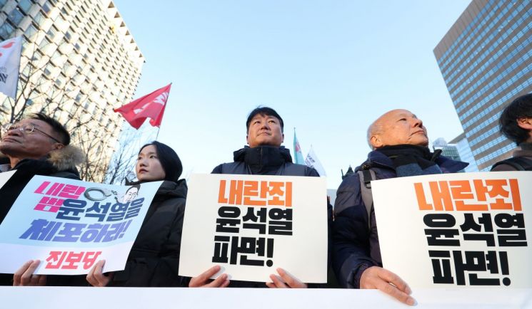 윤석열 대통령이 긴급 대국민 담화를 통해 비상계엄 해제를 선언한 지난 4일 오전 서울 종로구 광화문광장에서 민주노총과 참여연대를 포함한 여러 시민단체가 진행하는 '불법 계엄 규탄 내란죄 윤석열 퇴진 국민주권 실현을 위한 전면적 저항운동 선포 전국 비상 행동'에서 양경수 민주노총 위원장을 포함한 참가자들이 손팻말을 들고 있다. 연합뉴스