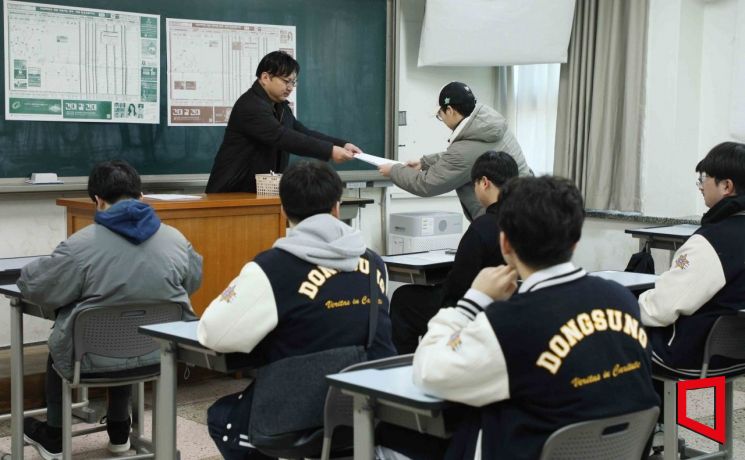 [포토] 수능시험 성적표 받는 고3 수험생들