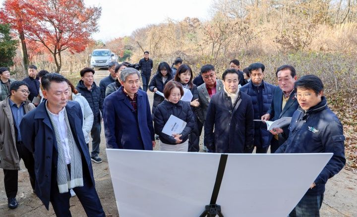 충남 당진시의회가 제2차 정례회를 맞아 5일 주요 현안 지역 4곳을 방문해 현장의 목소리를 듣고 문제해결 방안을 논의했다. 사진은 거산공원 예정지 방문 모습. /당진시의회