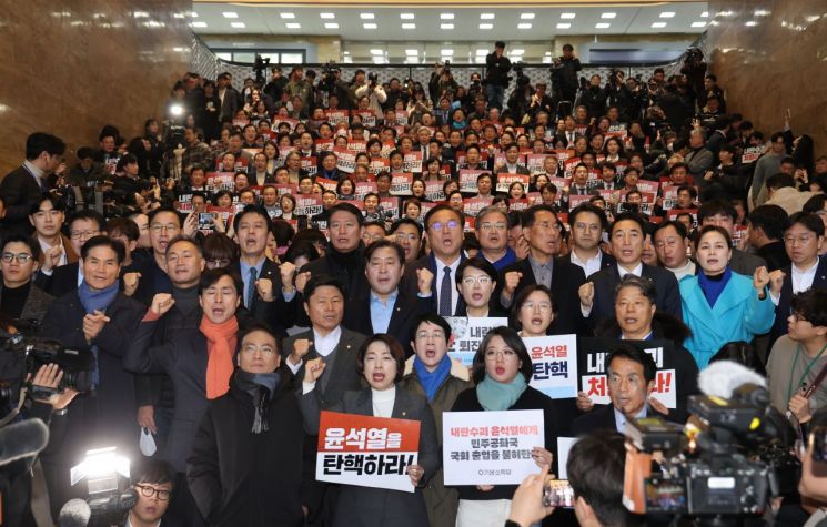 윤석열 대통령이 국회로 이동하고 있다는 소식이 전해지자 6일 서울 여의도 국회 로텐더홀에 야당 의원들이 윤 대통령의 방문을 막기 위해 모여있다. 대통령실은 이와 관련해 오늘 중 국회 방문 일정은 없다고 입장을 냈다. 연합뉴스