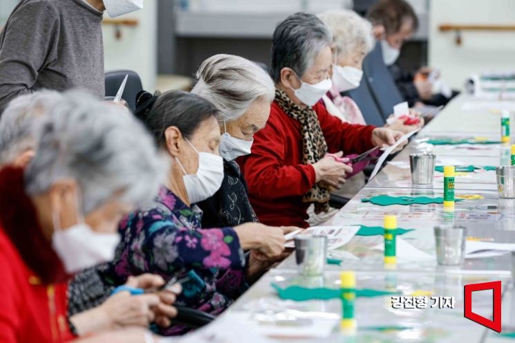 6일 서울 성북구 길음데이케어센터에서 어르신들이 만들기 활동을 하고 있다. 일명 '노치원'(노인+유치원)으로 불리는 데이케어센터는 요양시설에 갈 정도는 아니지만, 초기치매 등 노인성질병으로 혼자서 일상생활이 어려운 노령층(장기요양1~5등급)을 돌봐주는 시설이다. 강진형 기자