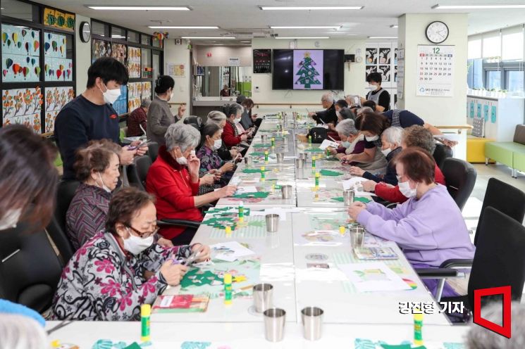 지난 6일 서울 성북구 길음데이케어센터에서 어르신들이 만들기 활동을 하고 있다. 강진형 기자