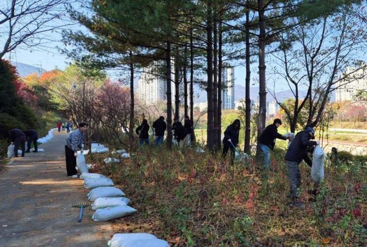 기장군이 좌광천 진달래동산 조성을 완료하고 월동준비를 하고 있다. 기장군 제공