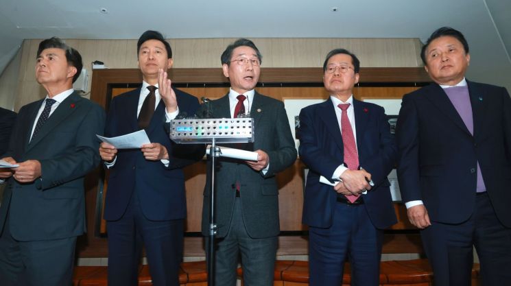 與시도지사 "尹, 2선 후퇴해야…비상거국내각 구성"