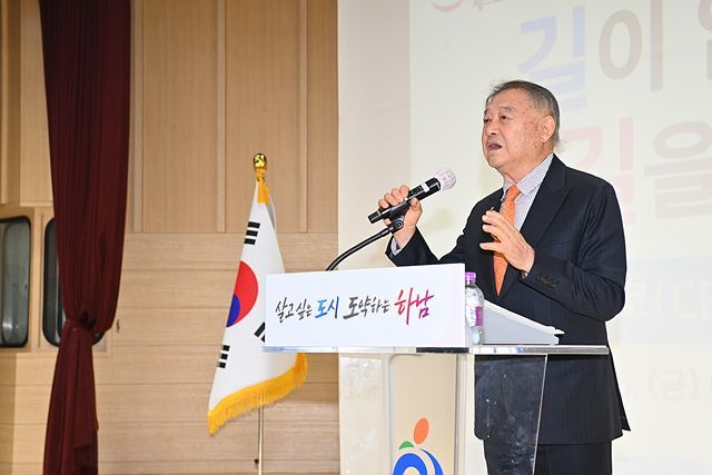 하남시가 6일 시청 별관 대강당에서 열린 월례회의에 전순표 ㈜세스코 총회장을 초청해 '길이 없는 곳에 길을 만들다'를 주제로 도전과 창조적 정신에 대한 특강을 진행하고 있다. 하남시 제공