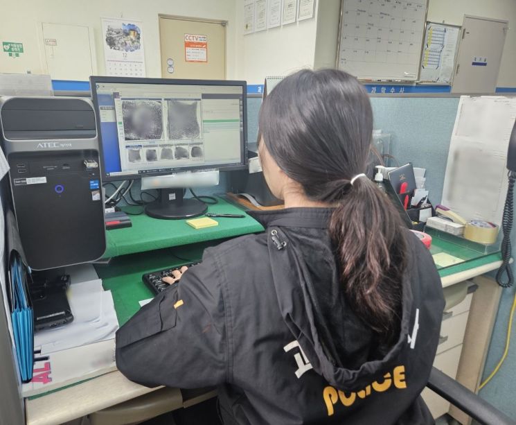 3일 이하늘 순경이 서울경찰청 광역과학수사팀 청사에서 지문감식시스템을 이용하고 있다. 이지은 기자.