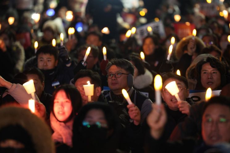 6일 오후 서울 영등포구 국회의사당역 인근에서 시민들이 대통령 탄핵을 촉구하는 촛불집회에 참석해 있다. 연합뉴스