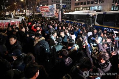 4일 서울 여의도 국회의사당 앞에 계엄 선포에 반대하는 시민들이 운집해 있다. 연합뉴스