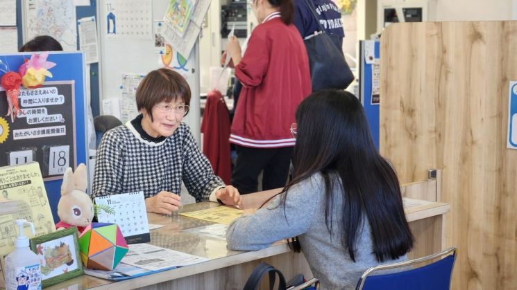 지난해 12월 20일 도요아케시 서로돕기센터의 카와사키 케이코 상담사가 '챳토' 도우미로 활동하기 위해 등록 신청을 하러 온 20대 여성과 상담하고 있다. 사진=박유진 기자