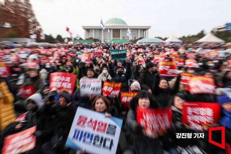 [포토] 윤석열 대통령 탄핵소추안 표결 앞둔 국회 앞