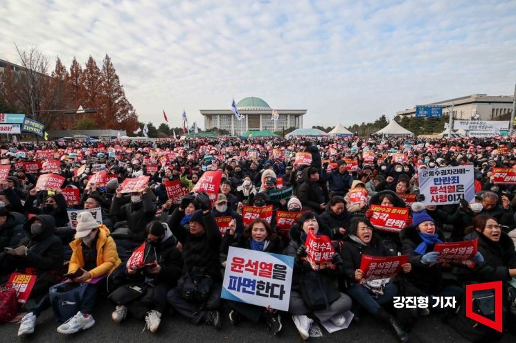 윤석열 대통령 탄핵소추안 표결일인 7일 서울 여의도 국회 앞에서 시민들이 윤 대통령의 탄핵을 촉구하고 있다. 강진형 기자