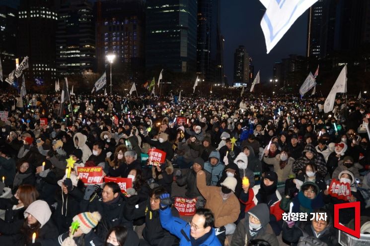 윤석열 대통령에 대한 탄핵 표결이 진행된 7일 저녁 서울 여의도공원에 운집한 시민들이 탄핵 구호를 외치고 있다. 허영한 기자