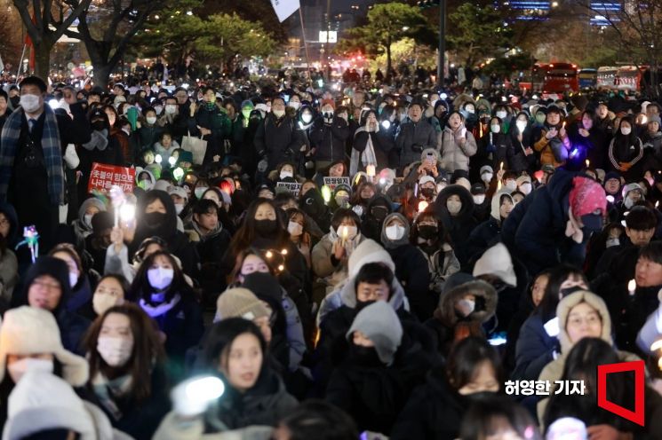 윤석열 대통령에 대한 탄핵 표결이 진행된 지난 7일 저녁 서울 여의도공원에 운집한 시민들이 탄핵 구호를 외치고 있다. 허영한 기자