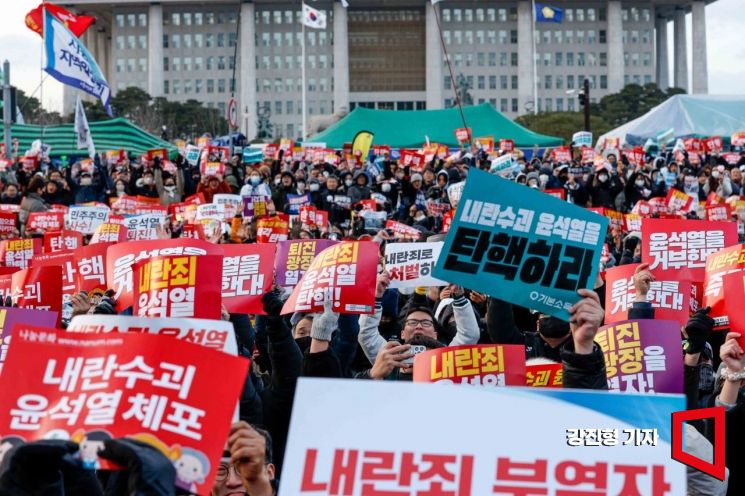 윤석열 대통령 탄핵소추안 표결일인 7일 서울 여의도 국회 앞에서 시민들이 윤 대통령의 탄핵을 촉구하고 있다. 강진형 기자