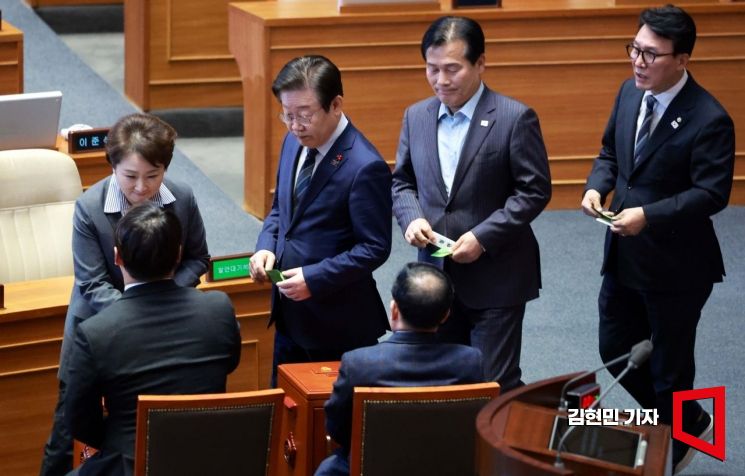 [포토] 김건희 특검법 투표하는 이재명 대표
