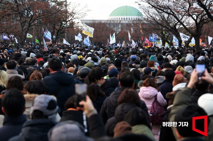 윤석열 대통령에 대한 탄핵 표결이 진행된 지난 7일 서울 여의도공원에서 열린 윤석열 대통령 탄핵 촉구 집회 참가하기 위해 시민들이 국회를 향해 운집하고 있다 . 허영한 기자