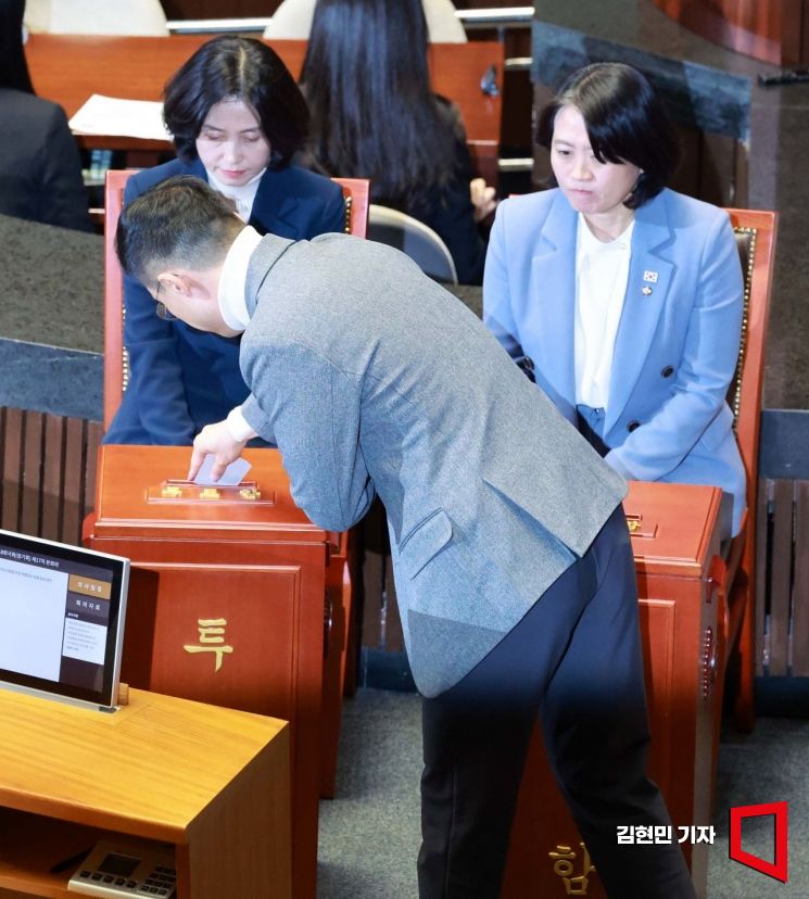 [포토] 대통령 탄핵소추안 투표하는 김상욱 국민의힘 의원
