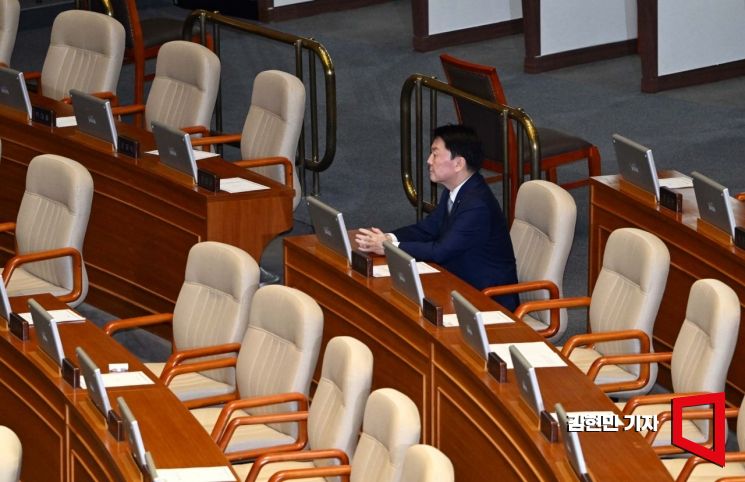 안철수 국민의힘 의원이 7일 국회에서 윤석열 대통령 탄핵소추안 표결을 앞두고 여당 의원에 홀로 앉아 있다. 김현민 기자