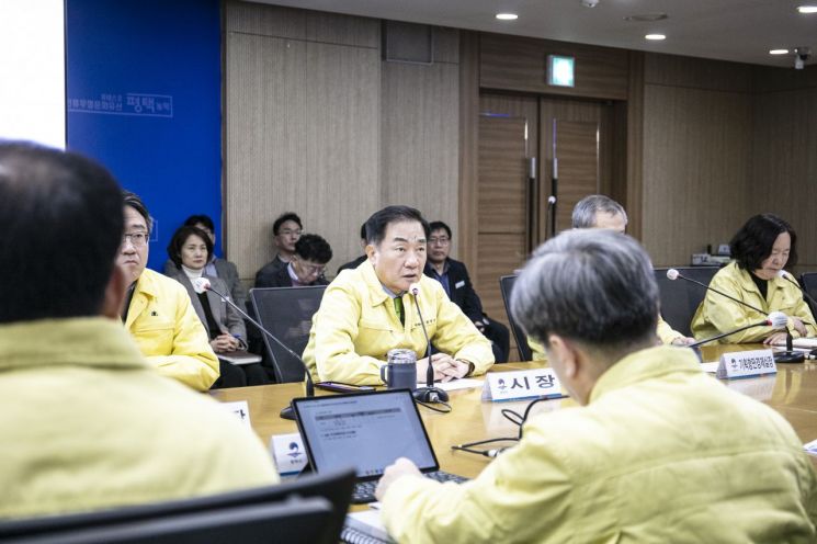 정장선 평택시장이 간부회의에서 탄핵정국 장기화에 대응하기 위한 대응책을 논의하고 있다. 평택시 제공