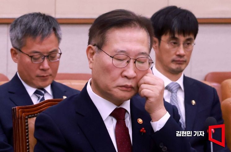 [포토] 얼굴 당겨보는 박성재 법무부 장관