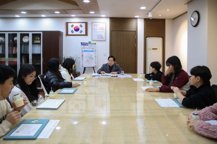 주광덕 남양주시장이 지난 6일 관내 초등학교와 중학교 학생을 대상으로 ‘남양주시 1일 명예시장’의 올해 마지막 기수를 운영하고 있다. 남양주시 제공