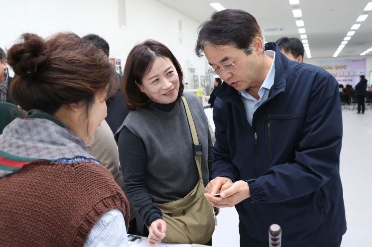 이동환 고양특례시장이 ‘2024 마을공동체 한마당’체험부스에서 관계자와 이야기 나누고 있다. 고양특례시 제공