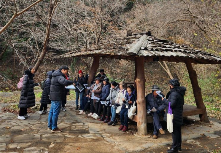 담양군은 지난 6~7일 죽녹원과 한재골 등에서 문화관광해설사 20여명을 대상으로 ‘사운드워킹 청각여행 프로젝트’에 대한 이해도를 높이는 문화관광 해설 역량 강화 교육을 진행했다. 담양군 제공