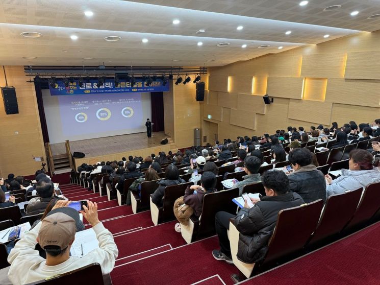 남양주시가 지난 8일 정약용도서관에서 관내 학부모를 대상으로 학(學)부모의 ‘교육을 바꾸는 시간’ 강연을 개최하고 있다. 남양주시 제공