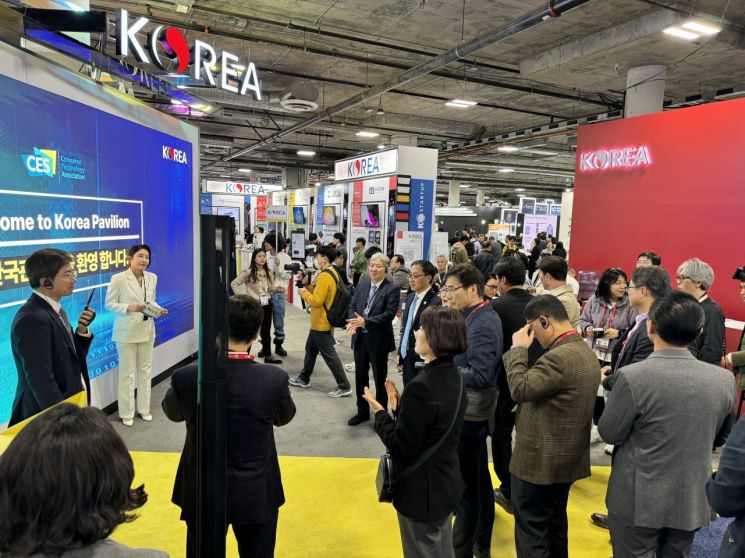 韓기업, CES 2025 혁신상 휩쓸어…129개사 수상 '최다' 