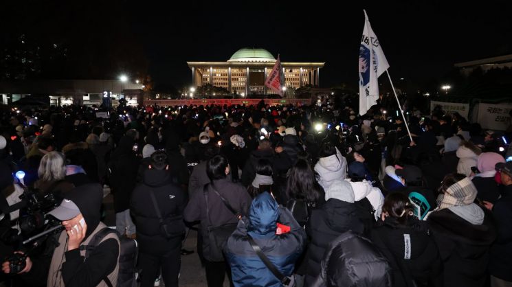 윤석열 대통령에 대한 탄핵소추안이 국회 본회의에서 의결 정족수 미달로 폐기된 지난 7일 오후 시민들이 서울 여의도에서 집회를 이어가고 있다. 연합뉴스