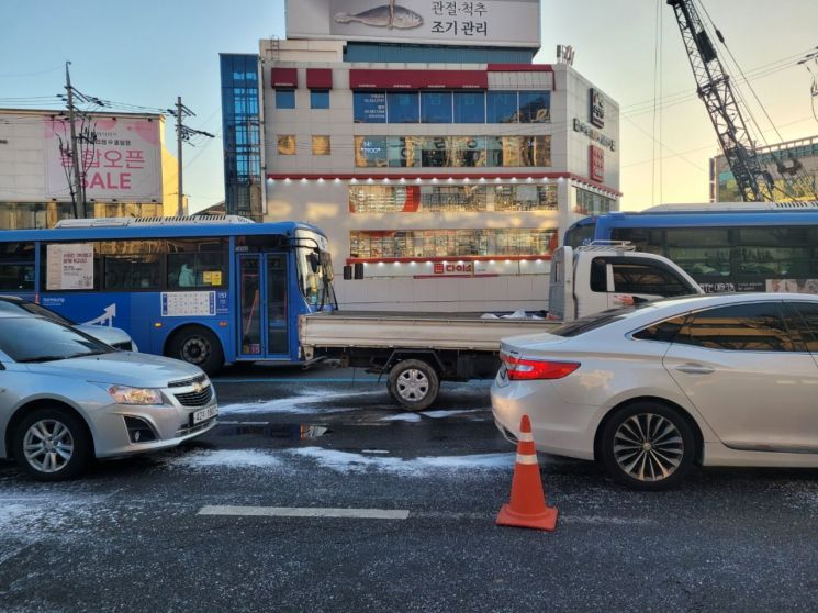 노후 상수관 일주일 새 '누수' 2건…"싱크홀과는 무관"