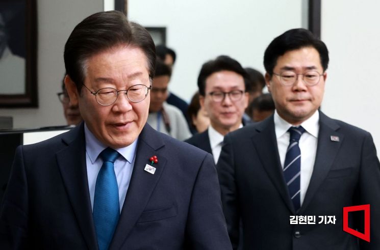 [포토] 회의장 들어서는 이재명